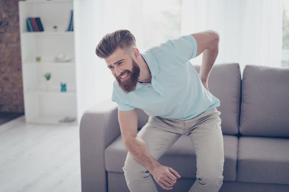 Acute lower back pain with sharp movements in patients with osteochondrosis