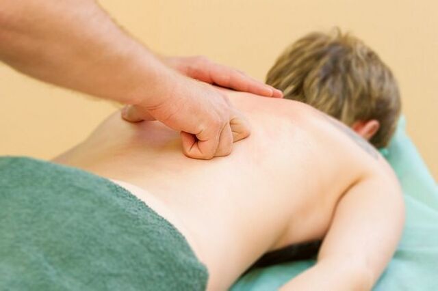 After the examination, the specialist prescribes a special massage for the treatment of thoracic osteochondrosis