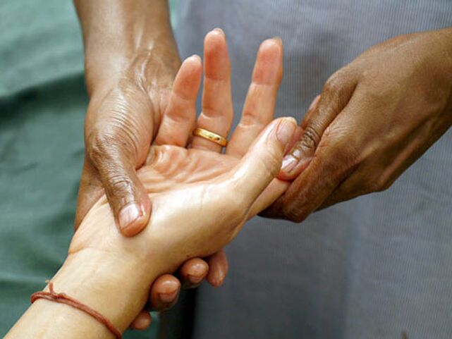 Manual therapy is a fairly popular method of treating rhizarthrosis affecting finger joints. 